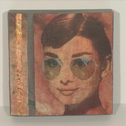 Holzblock Audrey Hepburn mit Brille