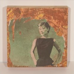 Holzblock Audrey Hepburn mit Schlagmetall