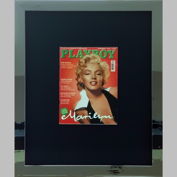 Entdecken Sie den Glamour vergangener Tage mit unserem exklusiven Fund: Ein gerahmter Playboy im Format 60x50 cm, mit einer besonderen Ausgabe, die Marilyn Monroe huldigt. Der silber-folierte Holzrahmen strahlt Eleganz aus und harmoniert mit Marilyns Stil. Museumsglas und säurefreie Materialien bewahren die Schönheit der Ausgabe. Investieren Sie in Geschichte und Schönheit mit diesem zeitlosen Sammlerstück."