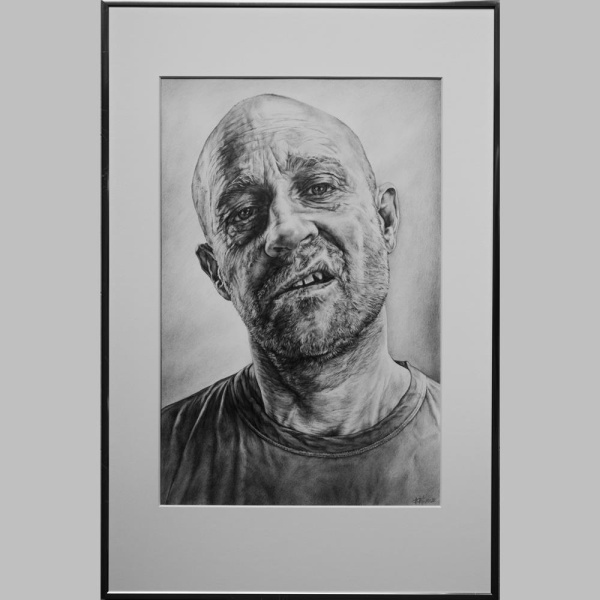 Tauchen Sie ein in die beeindruckende Welt der Kunst mit der fotorealistischen Bleistiftzeichnung "Jürgen Vogel" von Künstlerin Karin Engel. Auf einer Fläche von 60 x 40 cm fängt Engel mit feinem Bleistift die charakteristischen Züge des Schauspielers Jürgen Vogel detailgetreu ein. Das Kunstwerk ist in einem staubdichten schwarzen Holzrahmen mit säurefreiem Passepartout gerahmt, was die Eleganz der Darstellung unterstreicht. Ein Meisterstück der Porträtkunst, das Vogels Persönlichkeit und Ausstrahlung meisterhaft einfängt.